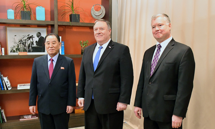 Kim Yong-chol (izda.), vicepresidente del Comité Central del Partido de los Trabajadores de Corea del Norte y uno de los principales negociadores de Pyeongyang, toma una foto con el Secretario de Estado de los Estados Unidos Mike Pompeo (centro) y Stephen Bigeun, el representatne especial estadounidense para Corea del Norte antes de las conversaciones de alto nivel en el Hotel Dupont Circle en Washington el 18 de enero. | Departamento de Estadode EE.UU.
